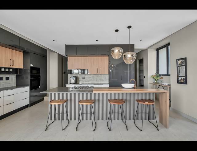 5 BEDROOM HOUSE FOR SALE IN HELDERFONTEIN ESTATE